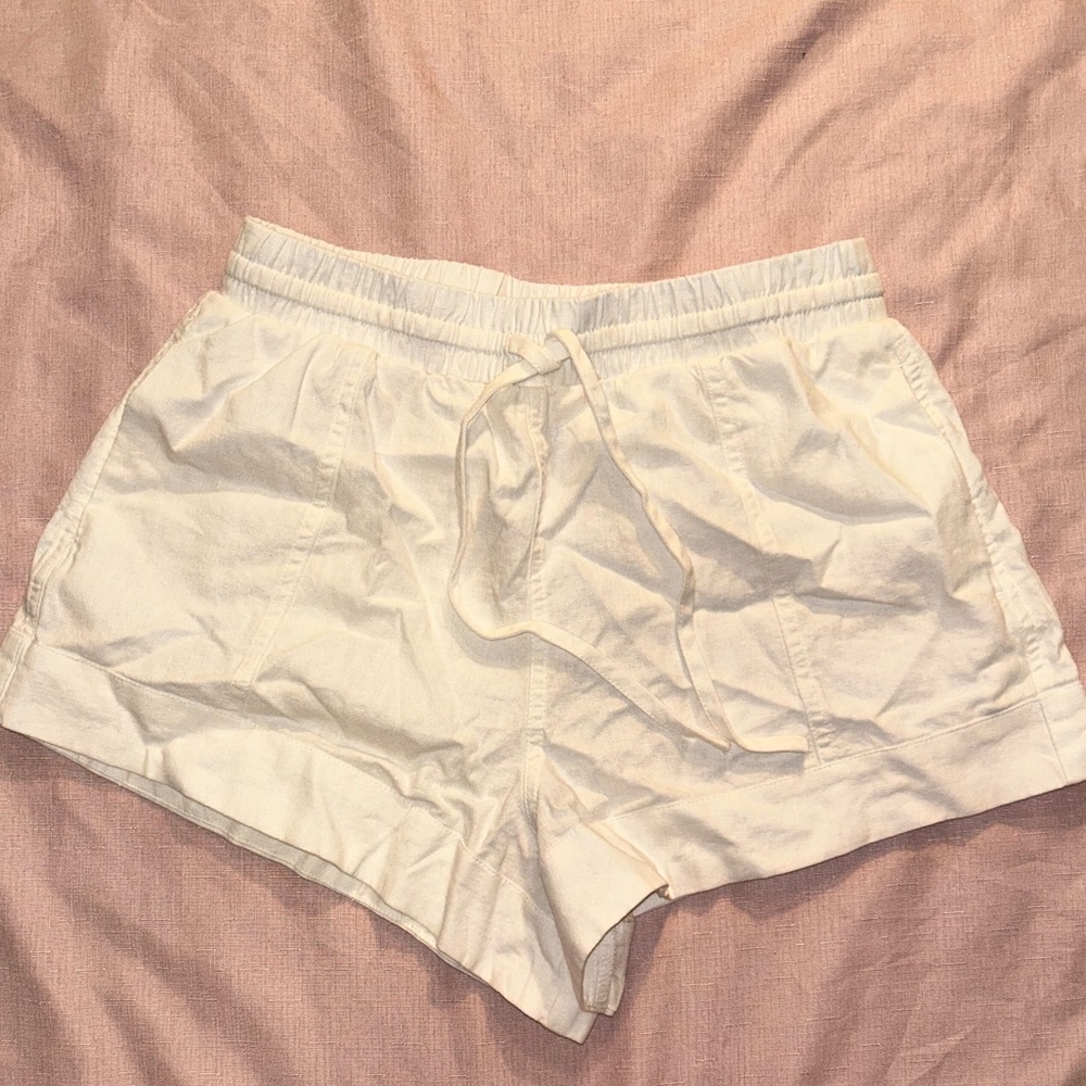 White Shorts with pockets and draw string! Cool material!